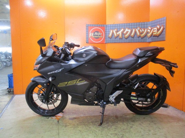 反対側もこの通り状態グッド！車重は僅か１５８ｋｇ！流石油冷エンジンを搭載のジグサー！ですよね！